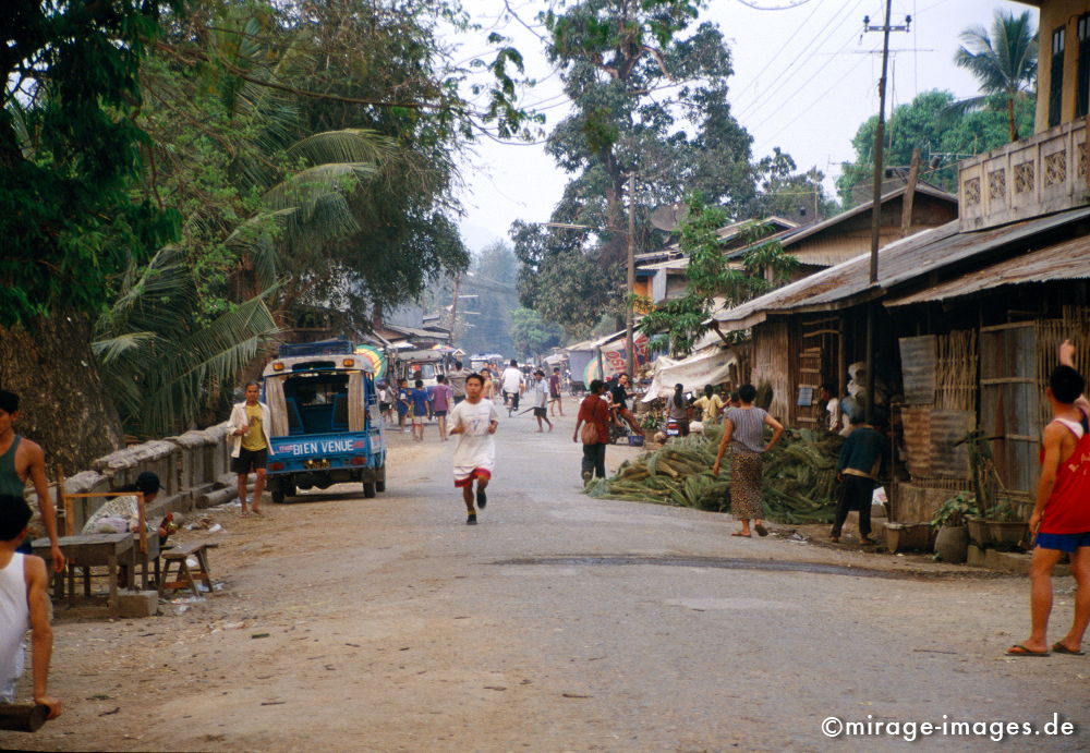 Bien Venu
Luang Prabang
Schlüsselwörter: Südost Asien, Indochina, Entwicklungsland, Fernreise, Kultur, Gesellschaft, Tourismus, Sozialismus, Volksrepublik Laos, Reise, Markt, Strasse,