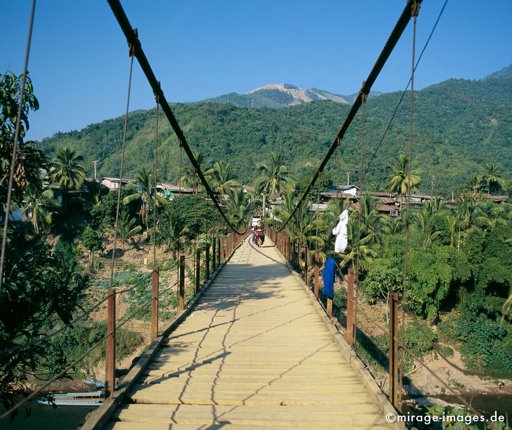 Hngebrcke
Muang Khua
Schlüsselwörter: Sdost Asien, Reiseziel, Tourismus, Reise, Landschaft, Genuss, Kultur, aussen, draussen, Entwicklungsland, Fernreise, Brcke, Landschaft,