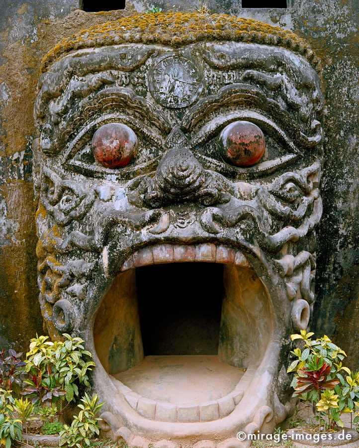 Buddhapark Xieng Khuan
Vientiane
Schlüsselwörter: Zeit, Zeitlosigkeit, Augen, Buddhismus, Glauben, Religion, Skulptur, Stein, Gesicht, Maske, Barong, Angst, Kunst, Geister, animistisch, Skulpturenpark, Patina, wachen, Traum, Alptraum, Spiritualität, kraftvoll, jenseits, Sehenswürdigkeit, geheimnisvoll