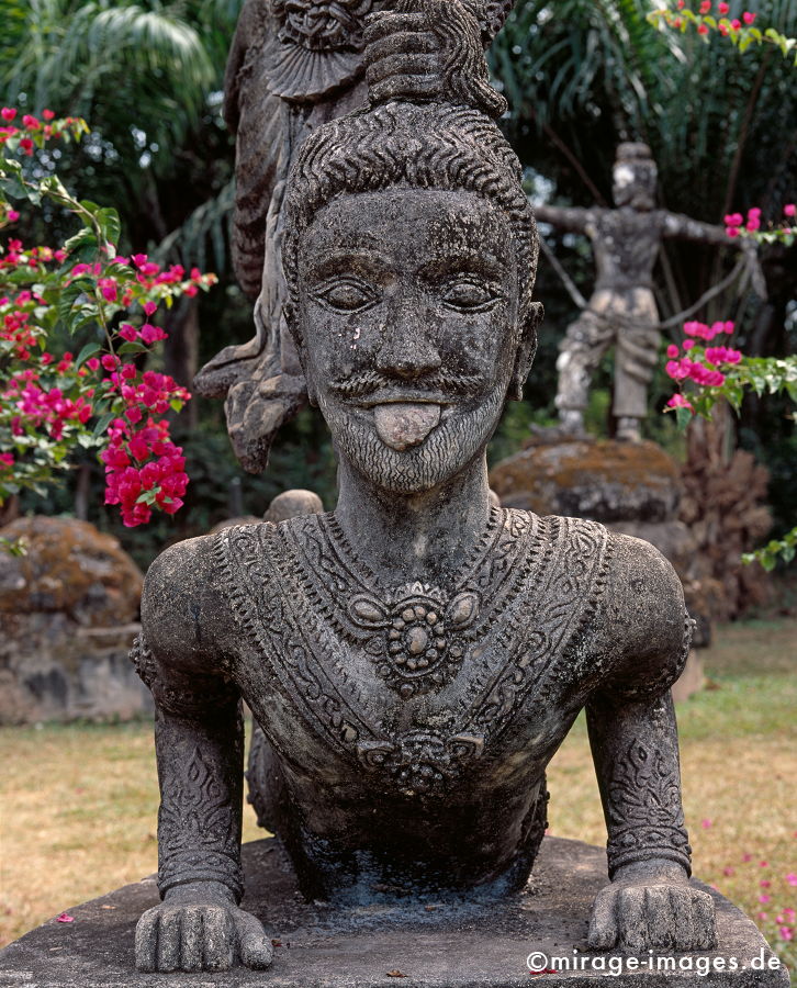 Buddhapark - Xieng Khuan
Vientiane
Schlüsselwörter: Zunge, Mund, weiblich, Zeit, Zeitlosigkeit, Augen, Buddhismus, Glauben, Religion, Skulptur, Stein, Gesicht, Maske, Barong, Angst, Kunst, Geister, animistisch, Skulpturenpark, Patina, Traum, Alptraum, Spiritualität, kraftvoll, Nase, jenseits, geheimnisvol
