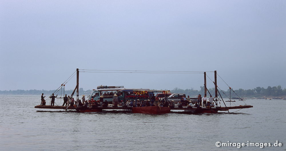 Ferry Boat
Ban Muang nach Champasak
Schlüsselwörter: SÃ¼dost Asien, Reiseziel, Tourismus, Reise, Landschaft, Entwicklungsland, Laos, Indochina, Wasser, Fluss, Transport, Boot,