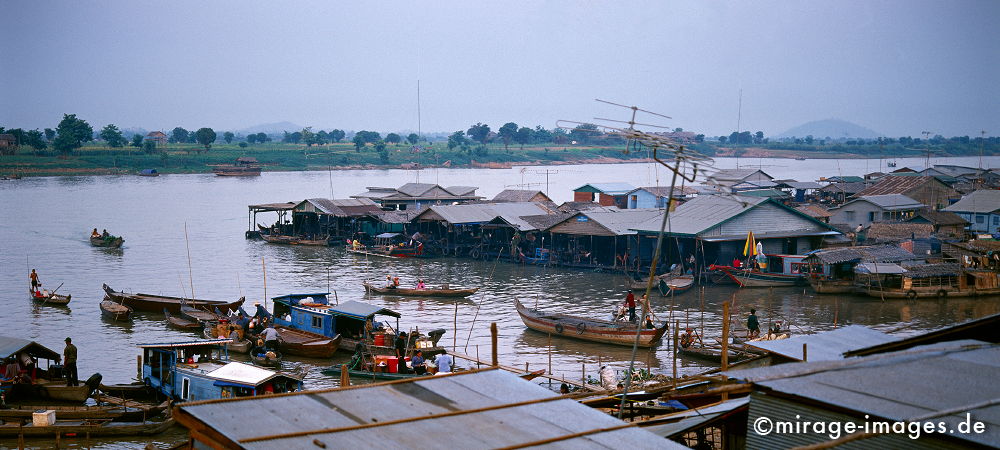 schwimmende HÃ¤user am Ufer des Tonle Sap
Kampong Chhnang
Schlüsselwörter: Handel, Markt, HÃ¼tte, Bambus, braun, Wasser, chaotisch, Stroh, Entwicklungsland, Reise, Asien, Verkehr, Fluss