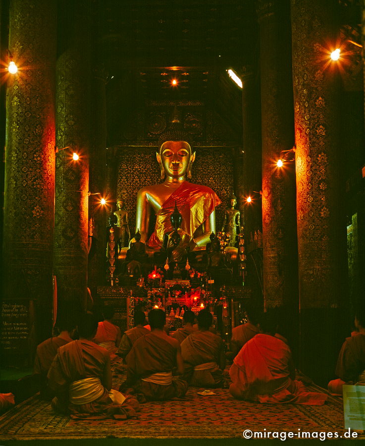 Inside Wat Xieng Thong
Luang Prabang
Schlüsselwörter: Buddhismus, Religion, SpiritualitÃ¤t, Anbetung, Ruhe, Kultur, zeitlos, SchÃ¶nheit, Frieden, friedlich, heilig, Frieden, Kontemplation, Liebe, Menschlichkeit, Kloster, Buddha, authentisch, Sinnsuche, Kunst, Schutz, golden, MÃ¶nche, beten, Zeremonie, Schrei
