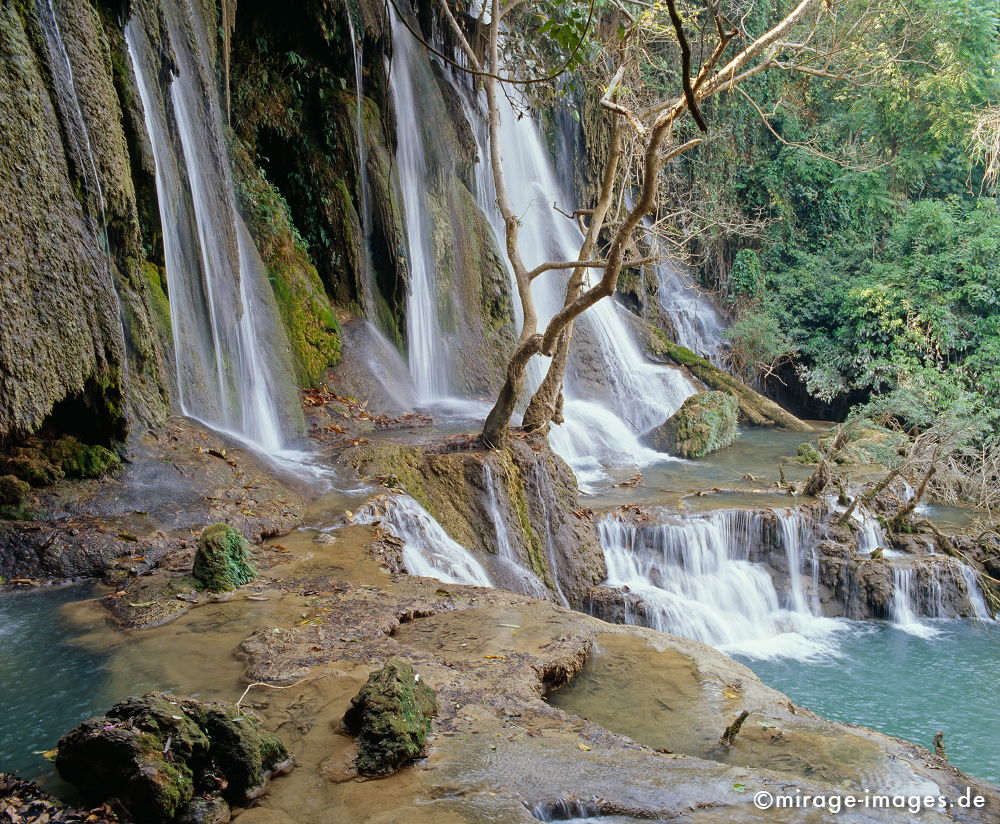 Tat Kuang Xi
Luang Prabang
Schlüsselwörter: Wasserfall, Wasser, fliessen, Ruhe, Natur, Stein, Meditation, Entspannung, entspannen, Wildnis, unberührt, frisch, klar, natürlich, Harmonie, authentisch, Felsen, Reinheit, Sauberkeit, Leben, zerbrechlich, empfindlich, romantisch, idyllisch, kühl,