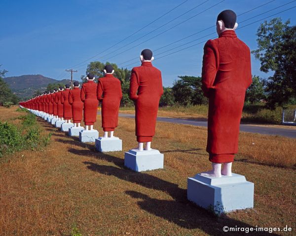 Some of 500 itinerant monks statues
Mawlamyine (Moulmein)
Schlüsselwörter: Buddha, Skulptur, Buddhismus, Religion, SpiritualitÃ¤t, zeitlos, Kontemplation, Sinnsuche, Kunst, Schutz, beschÃ¼tzen, Aura, Geist, gÃ¶ttlich, WÃ¼rde, Glauben, Weisheit, Zufriedenheit, GlÃ¼ck, Birma, Burma, Myanmar, SÃ¼dost Asien, Entwicklungsland, Tropen