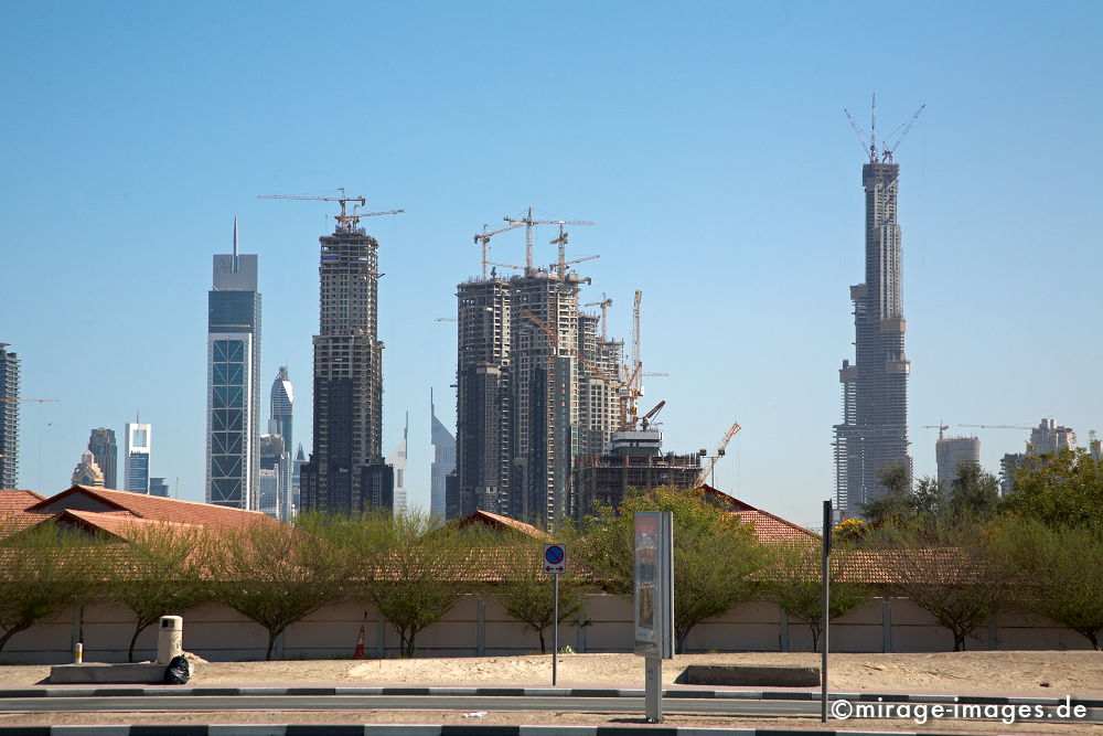 Burj Dubai
Blick auf die Baustelle und Umgebung des Burj Dubai, des mit Ã¼ber 700m hÃ¶chsten GebÃ¤udes der Welt
Schlüsselwörter: Wolkenkratzer, Hochhaus, Himmel, Reichtum, reich, edel, dubai1, gross, riesig, gigantisch, Architektur, Zukunft, Baustelle, grenzenlos, abgedreht, Baukunst, Ingenieurskunst, Statik, Boomtown, Reiseziel, Erfolg, Verkehr, Baukran, BaukrÃ¤ne, beeindruckend,