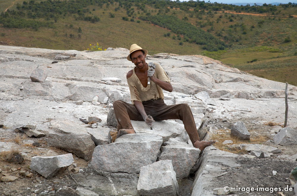 Arbeit im Steinbruch
Madagasse sitzt frÃ¶hlich auf einem Berg und meiÃŸelt Granitsteine aus dem Fels bei Antananarivo Madagaskar
Schlüsselwörter: anstrengend, Anstrengung, Arbeit, Arbeiter, archaisch, barfuÃŸ, Bau, business, Dreck, dreckig, dust, economy, einfach, Fabrik, frÃ¶hlich, FrÃ¶hlichkeit, gefÃ¤hrlich, GeschÃ¤ft, Handarbeit, Handwerk, harte Arbeit, heiÃŸ, Herstellung, madagascar1