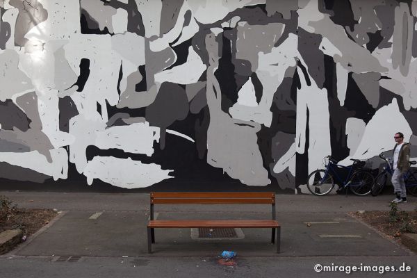 Bench
Schlüsselwörter: Kunst, Wandmalerei, einsam Einsamkeit, trostlos, grau, Fahrrad, 