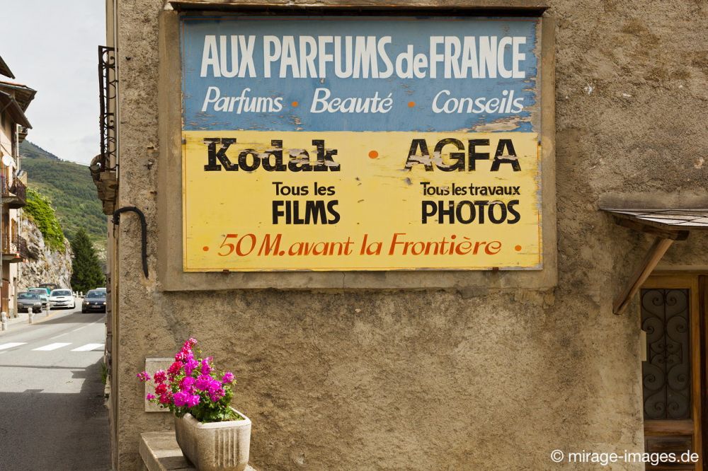 Over
Provence-Alpes-Côte d’Azur
Schlüsselwörter: Werbung Schild alt antik Fotogrifie Filme Kodak Agfa Tourismus Reklame Blumen charmant Charme Vergangenheit vorbei damals analog Wandel VerÃ¤nderung stehengeblieben gelb