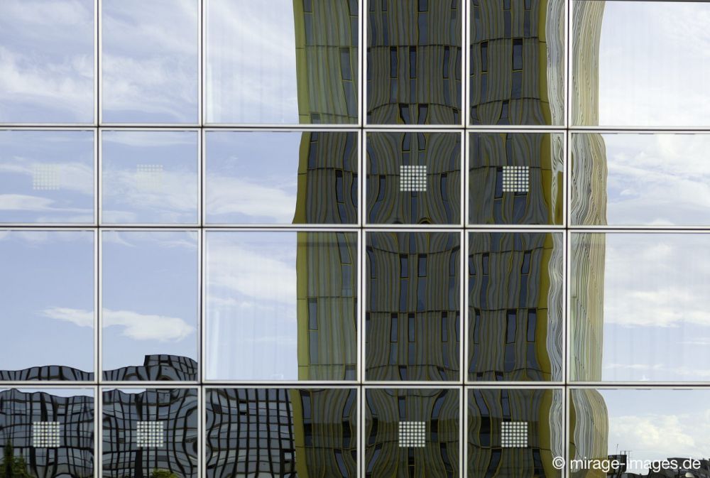 Sofitel
Luxembourg Kirchberg
Schlüsselwörter: Spiegel Glas Fassade Spiegelung Hochhaus verzerrt Himmel europÃ¤ischer Gerichtshof Architektur OberflÃ¤che glatt kalt modern international urban Turm geometrisch