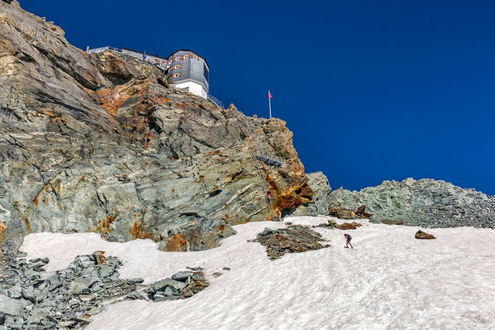 Cabane Bertol
Val dâ€™HeÌrens
Schlüsselwörter: Alpen, Hochland, wandern, Wanderung, Hochgebirge, alpin, Eringertal, Val d'HÃ©rÃ©mence, Adlerhorst, HÃ¼tte, Schutz, Sonne, Schneefeld, Aufstieg, SchÃ¶nheit, Berge, Felsen, Steine, Anstieg, Leitern, Eisen, ausgestzt, Kraft, Eringertal, 