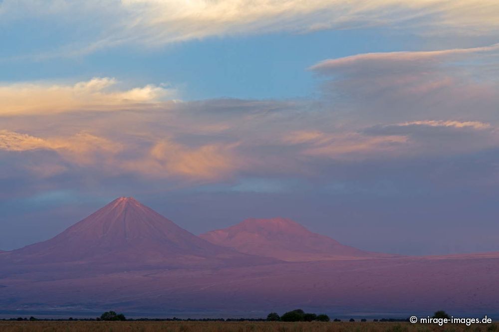 Sunset over Volcano Licancabur
San Pedro de Atacama
Schlüsselwörter: Landschaft Vulkan Kegel Geologie karg SchÃ¶nheit malerisch szenisch NaturschÃ¶nheit WÃ¼ste Ruhe Einsamkeit Leere Stille Naturschutz trocken dÃ¼rr arid wasserarm abends karg menschenleer spÃ¤rlich geschÃ¼tzt Sonne kalt hoch Hochebene